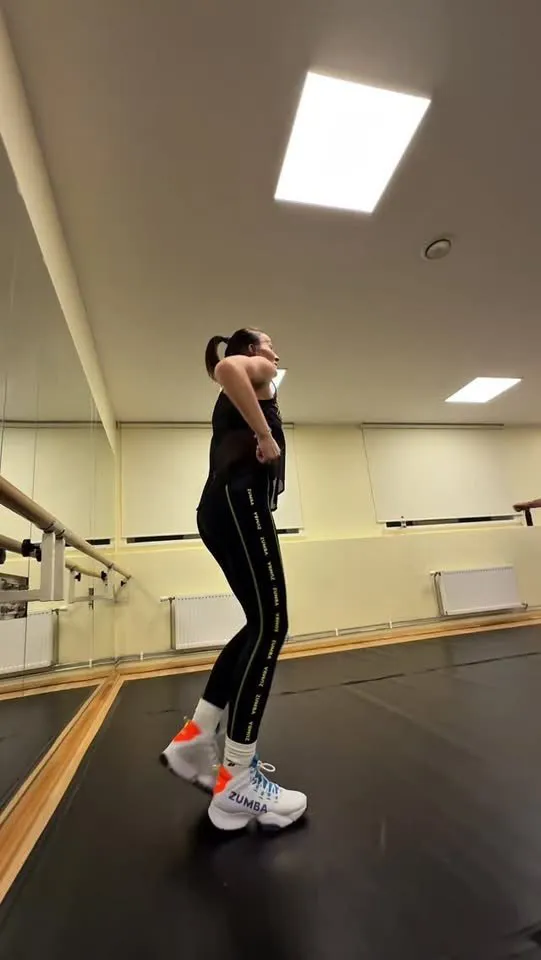 Sanita zālē ar spoguļiem un baletstieni