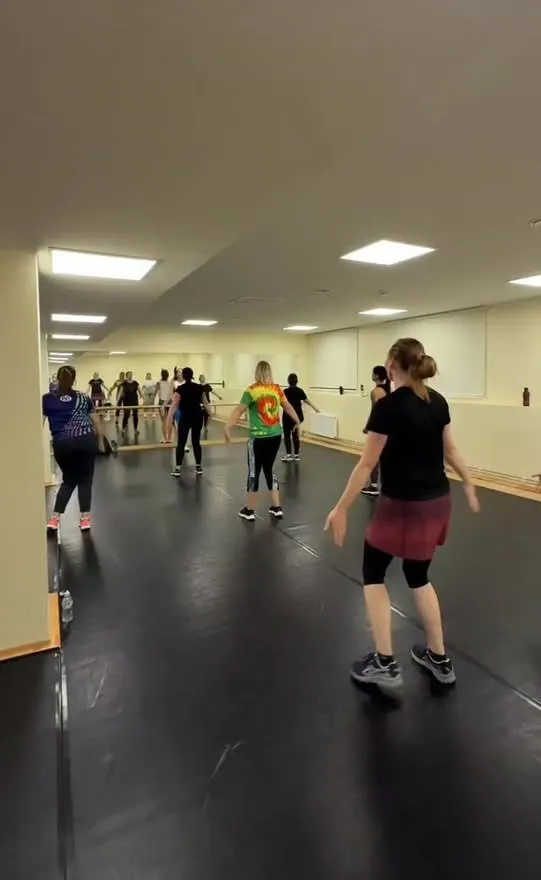 Dalībnieces dejo Zumba nodarbībā plašā zālē