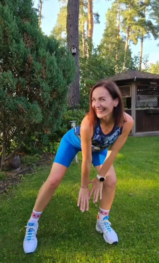 Sanita smejoties iesildās zālienā