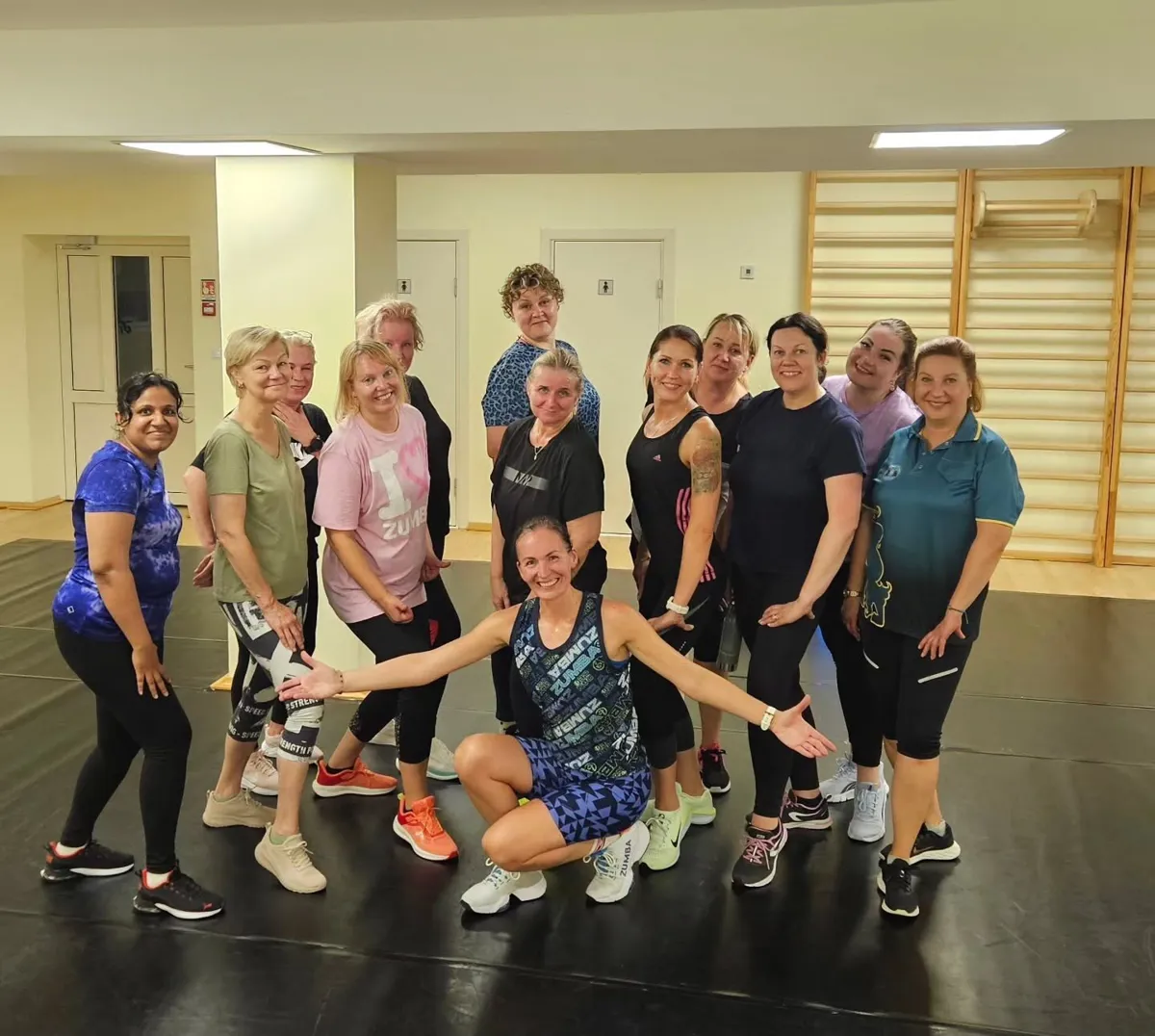 Sanita kopā ar dalībniecēm Zumba nodarbības zālē